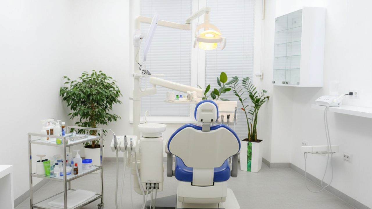 Zahnarzt Dr Aleksandra Zivosovska